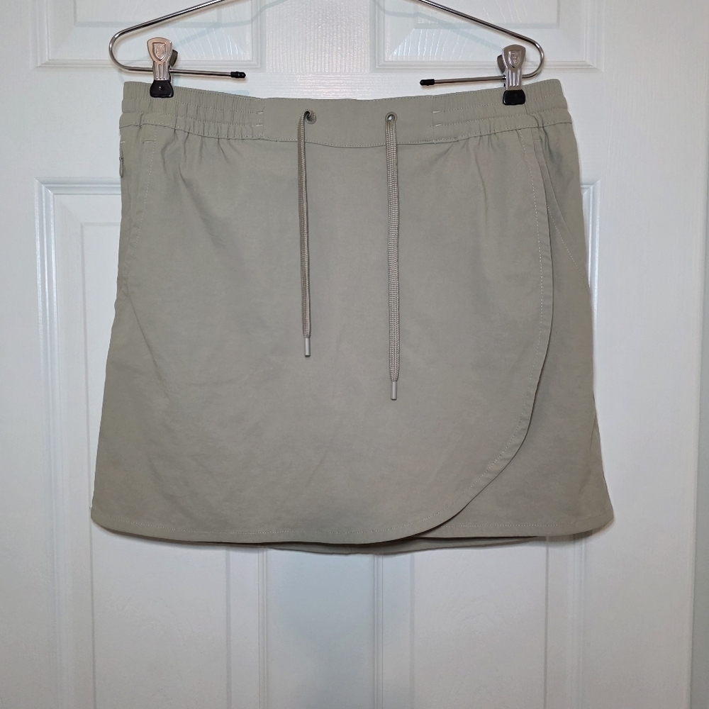 Eddie Bauer Ladies Tulip Hem Skort Khaki Tan M pockets